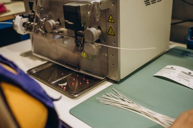 Device for feeding measuring cable, cutting, stripping, crimping machine for industrial works