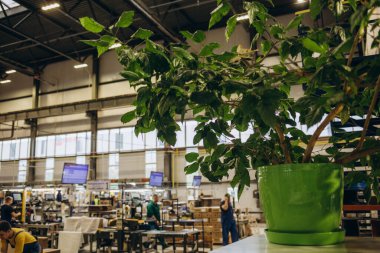 Depo manzarası. Depoda çatal kaldırma kamyonu var. Ulaşım konsepti. 02.12.2021. Enkoping. İsveç.