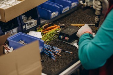 Demiryolu montaj tesisi. Yüksek hızlı tren üretimi için endüstriyel atölye. Üretim trenlerinin üretim fabrikası. Yolcu treninin yapımı ve üretimi için fabrika.