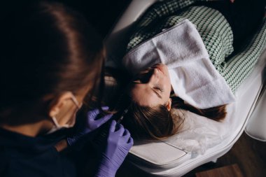 Saç ve kafa derisinin mikroskobik incelenmesi için teşhis kompleksi. Saç, saç ve saç foliküllerinin üç boyutlu incelemesi.