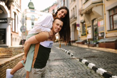 tatil günlerinde şehirde yürüyüş ve gülümseyerek mutlu bir çift