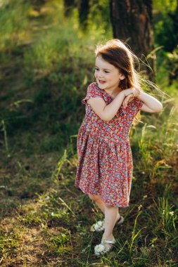 yürüyüş yolu ormandaki, arka görünümünden aşağı beyaz elbise sevimli küçük sarışın kız