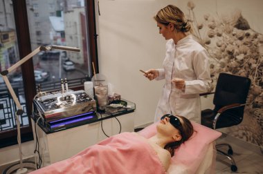 genç kadının lazer saç kaldırma epilasyon yüzüne salonda alma kısmi görünümü