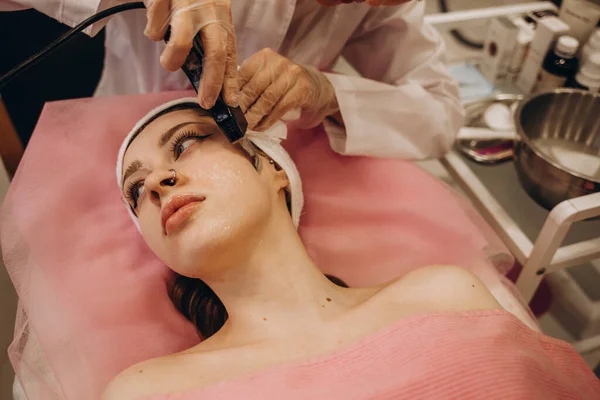 Young Pretty Woman Receiving Treatments Beauty Salons Young Beautiful Dark —  Fotos de Stock