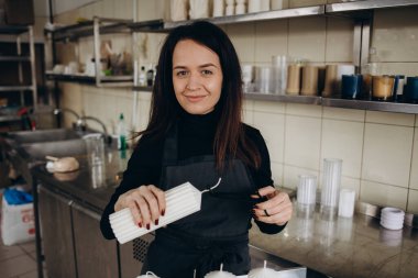 El yapımı soya mumlarının fitilini kesiyorum. Mum yapımı çatal bıçak. Acımasız vegan ürün.