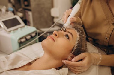 Rf kaldırma yordamı genç kadın bir güzellik salonu bırakmasını yapıyor güzel Şevval Özçelik Güzellik resmini