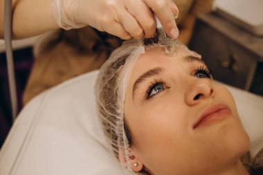 Kadının yüz hidro mikro dermabrüksiyon tedavisi gördüğü yakın plan. Kozmetik güzellik spa sliniğinde bir kadın. Hidra elektrikli süpürge. Kozmetoloji