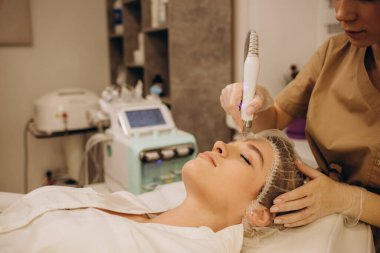 Güzellik salonunda vakum suyu soyan kadın.