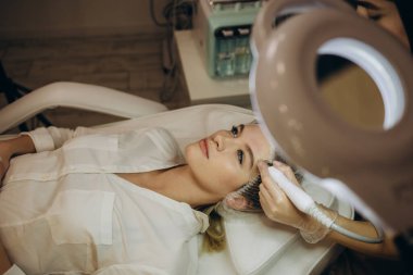 Güzellik salonunda vakum suyu soyan kadın.