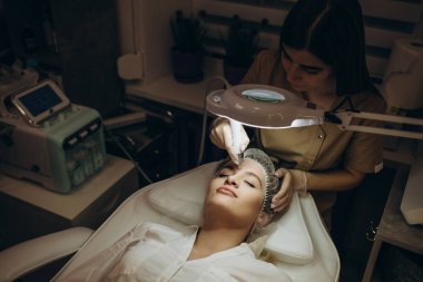 Güzellik salonunda vakum suyu soyan kadın.