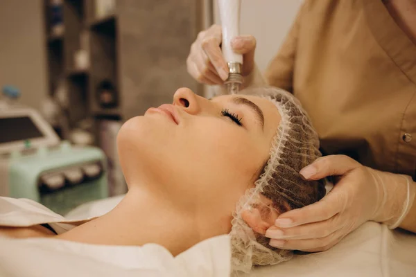 Mujer Obtener Tratamiento Facial Hidro Microdermo Abrasión Peeling Terapia Salón —  Fotos de Stock