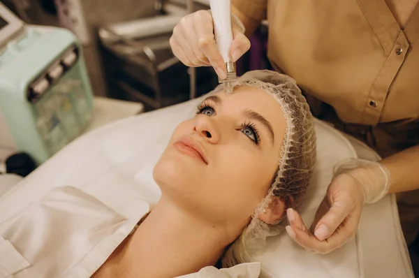 Primer Plano Mujer Que Recibe Tratamiento Descamación Por Microdermoabrasión Facial —  Fotos de Stock