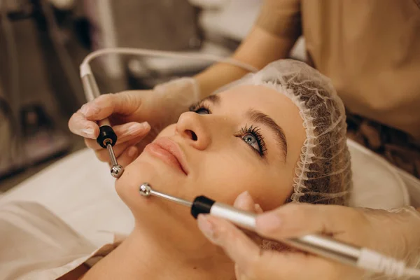 Cosmetólogo Esteticista Realiza Procedimiento Cara Con Dispositivo Terapia Microcorriente Cosmetología —  Fotos de Stock