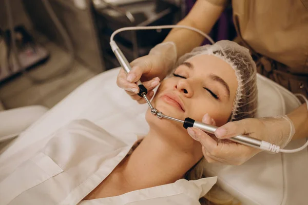 Cosmetólogo Esteticista Realiza Procedimiento Cara Con Dispositivo Terapia Microcorriente Cosmetología —  Fotos de Stock