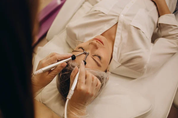Doctor Cosmetologist Makes Microcurrent Facial Therapy Young Woman Device Beauty — Foto Stock