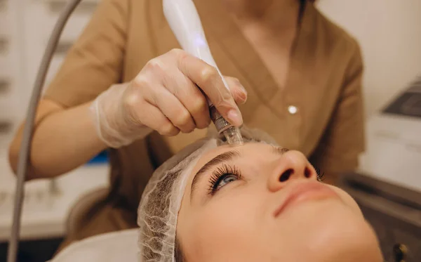 Beautician Applying Hydro Gel Mask Young Woman Face Laser Treatment —  Fotos de Stock