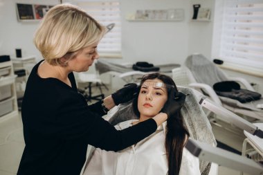 Kaşları üzerinde kalıcı makyaj.