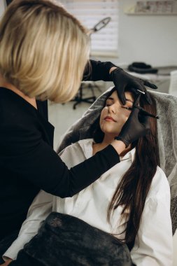 Kaşları üzerinde kalıcı makyaj.