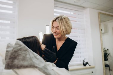 Dudaklarında kalıcı bir makyaj var..