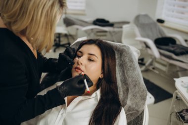 Kalıcı makyaj prosedürü. Dövme salonunda dudak makyajı.