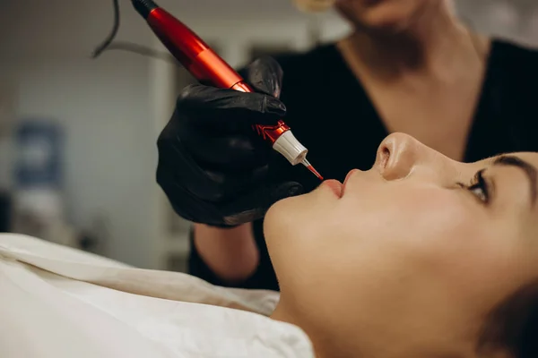 Mujer Joven Sometida Procedimiento Maquillaje Labial Permanente Salón Tatuajes Primer —  Fotos de Stock
