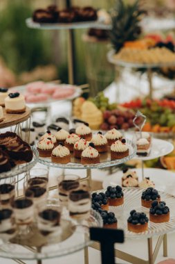 Parti için tatlı masası. Kek, kek, tatlılık ve çiçekler.
