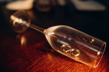 Bir kadeh şampanyada altın alyanslar