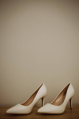 Topuklu nikah yüzükleriyle gelin ayakkabıları.