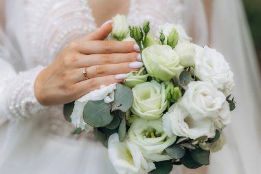 Düğün buketi Gelin. Düğün günü. Mutlu gelin. Gelin buketi. Güzel beyaz buket. Güzel çiçekler