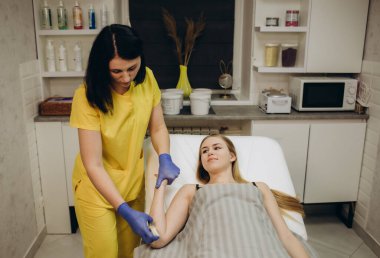 Ağda yapıyorum. Kaplıcada yatan genç kadının el ve kolu.