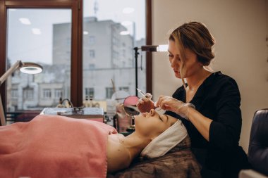 Dudak büyütme. Dudaklar için Güzellik Enjeksiyonu Alınan Kadın