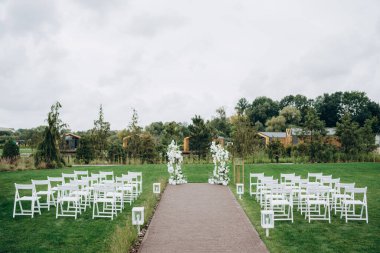 Sokakta düğün töreni için bir yer. Madalyalı düğün yeri.