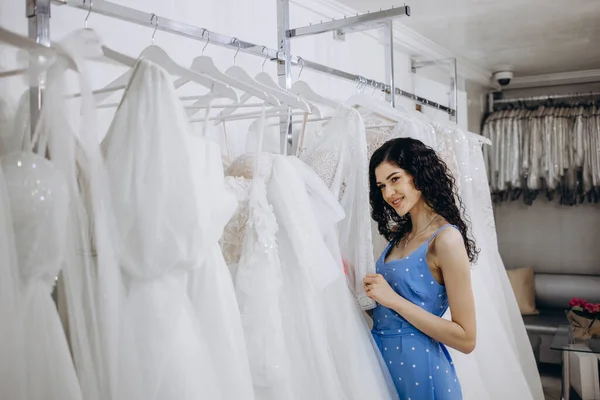 Vacker Ung Brunett Kvinna Väljer Bröllopsklänning Brudsalong — Stockfoto