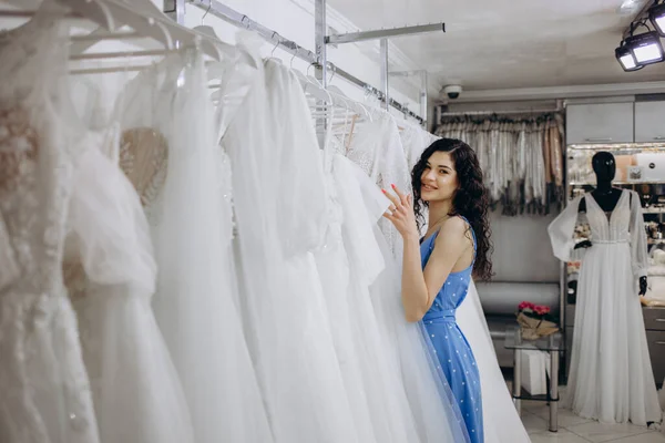 Beautiful Girl Chooses Wedding Dress Wedding Salon — Stockfoto