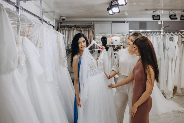 Braut Mit Freunden Wählt Hochzeitskleid Boutique — Stockfoto