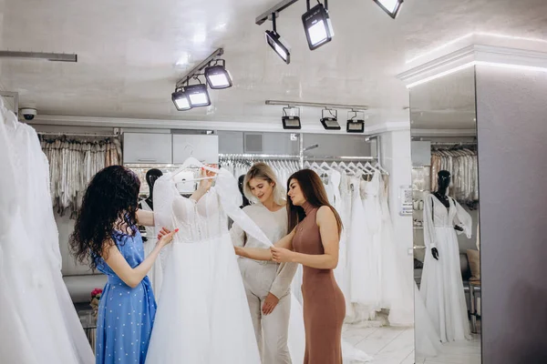 Brud Med Vänner Väljer Bröllopsklänning Butik — Stockfoto