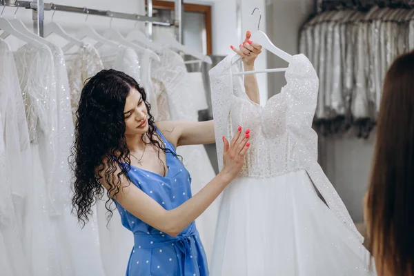 Attraktive Braut Wählt Hochzeitskleid Geschäft — Stockfoto
