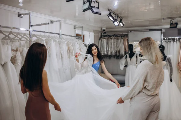 Schöne Braut Probiert Ein Elegantes Hochzeitskleid Modernen Hochzeitssalon Ihre Freunde — Stockfoto