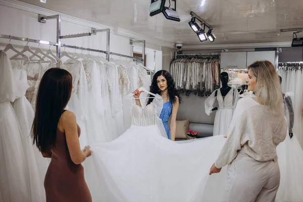 Junge Frau Wählt Hochzeitskleid Salon — Stockfoto