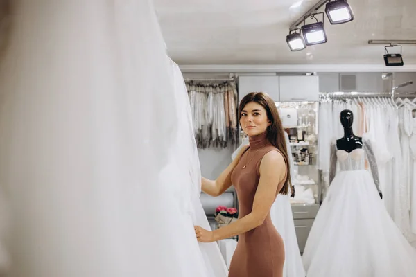 Kvinnan Väljer Brudklänning Ett Showroom Framtida Brud Köpa Bröllopsklänning Butik — Stockfoto