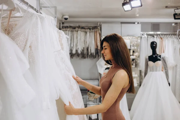 Vackra Unga Bruden Tittar Spegeln Och Leende Samtidigt Välja Elegant — Stockfoto