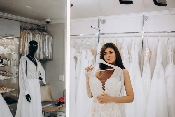 Ung Kvinna Väljer Brudklänning Salong — Stockfoto
