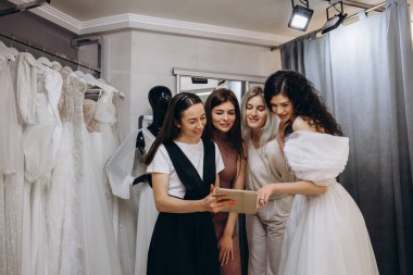 O bir elbise ve tasarımcı seçmektir gelinlik için elbise dükkanı geline ona yardım ediyor