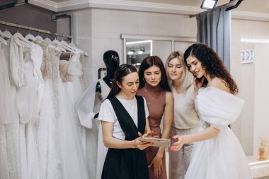 O bir elbise ve tasarımcı seçmektir gelinlik için elbise dükkanı geline ona yardım ediyor