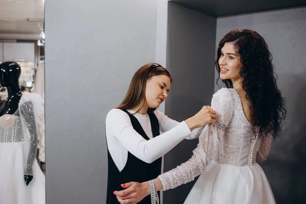 Жінка Намагається Весільній Сукні Магазині Помічницею Жінки — стокове фото