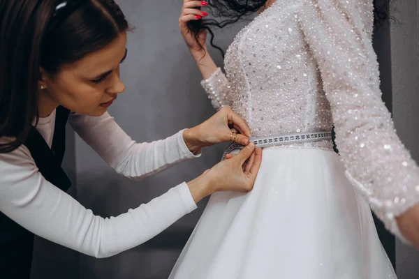 Bride Clothes Shop Wedding Dresses She Choosing Dress Designer Assisting — 스톡 사진