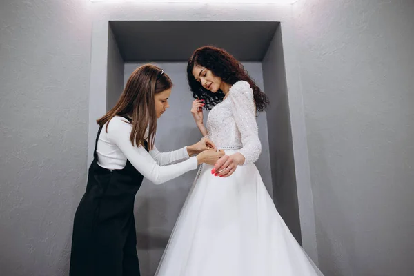 Bride Clothes Shop Wedding Dresses She Choosing Dress Designer Assisting — ストック写真