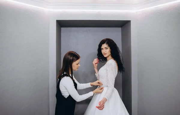 Дресмейкер Допомагає Нареченій Одягнути Весільну Сукню Магазин Одягу — стокове фото