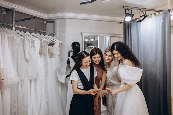 Наречена Магазині Одягу Весільних Суконь Вона Вибирає Сукню Дизайнер Допомагає — стокове фото