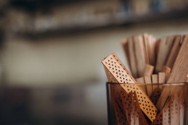 Ahşap masada aromatik mumlar yapan kadın, yakın plan..